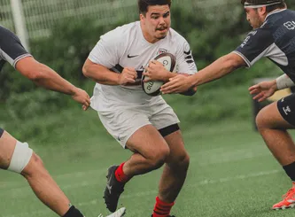 Sacha Segard, ballon en main face à des défenseurs d'Agen lors de la J2 Espoirs 25/26