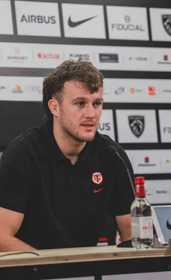 Joshua Brennan en conférence de presse d'avant-match