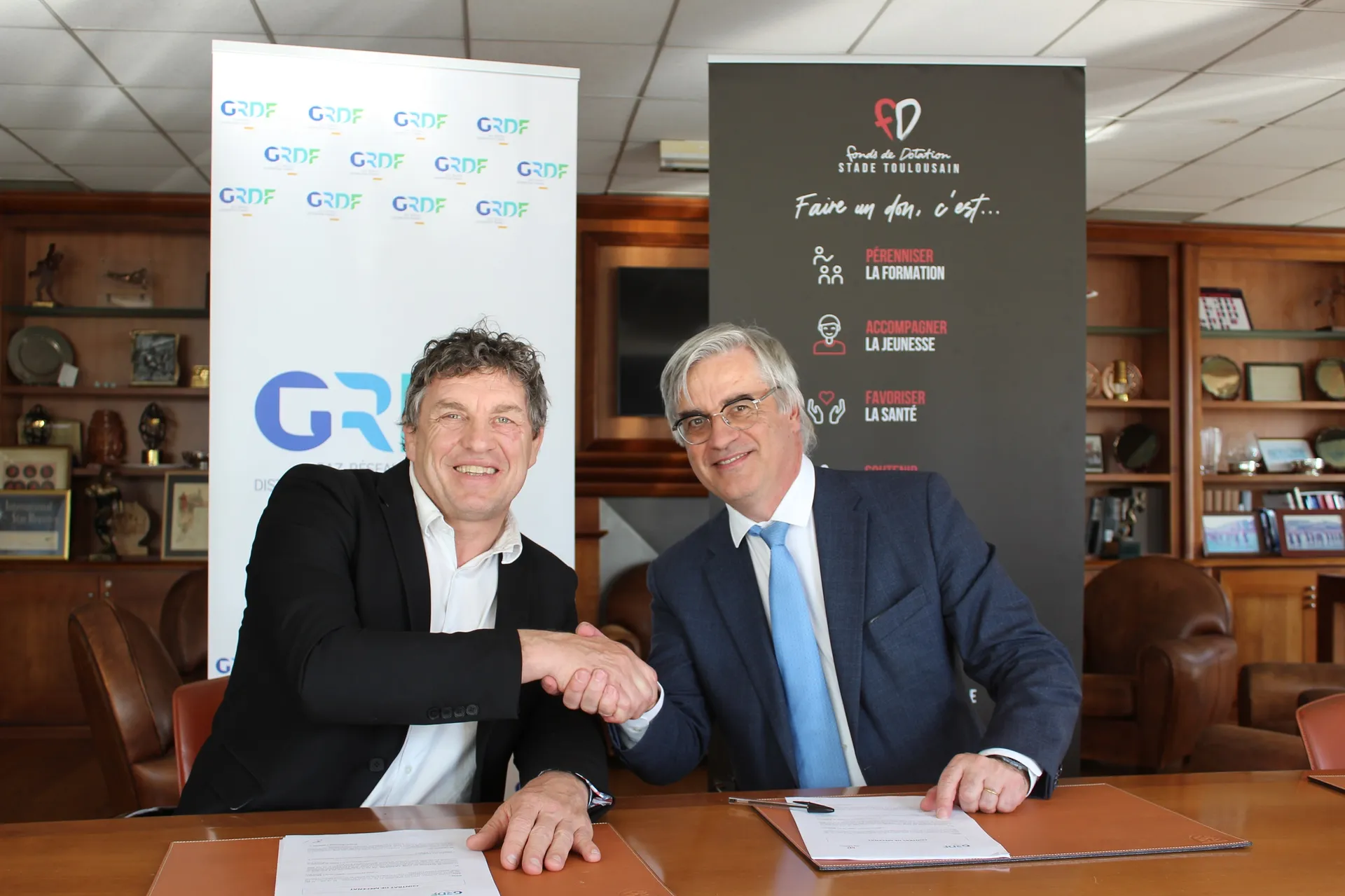 Le 13 février 2023, Didier Lacroix, Président du Fonds de Dotation du Stade Toulousain et Thierry Grangetas, Directeur Clients Territoires de GRDF, ont signé une convention de mécénat.