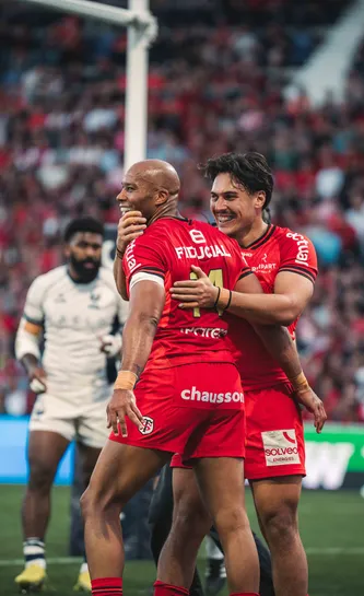 Teddy Thomas et Kalvin Gourgues se félicitent après un essai